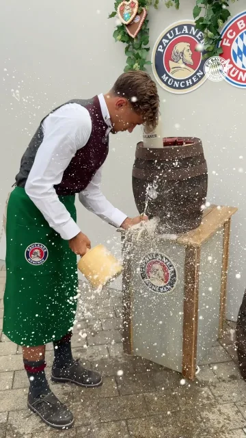 💥 𝙏𝙤𝙢 𝘽𝙞𝙨𝙘𝙝𝙤𝙛

🇩🇪 Accurate in his DFB starting debut
🍻 Accurate in his first keg-tapping ceremony 

Which debut did you like better? #Oktoberfest