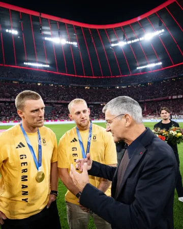 A special halftime moment at the Allianz Arena. ❄️🏟️

Together with our partner Allianz, we honoured Germany's Olympic and Paralympic medal winners of the 2026 Winter Games – celebrating not only their outstanding achievements, but also the values they stand for: passion, unity and true inclusion. 🥇🥈🥉