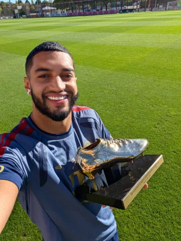 𝑷𝒍𝒂𝒚𝒆𝒓 𝒐𝒇 𝒕𝒉𝒆 𝒀𝒆𝒂𝒓. 🏆✨

Congratulations on being named the Eredivisie’s best player of the 2025/26 season, Isi! ❤️