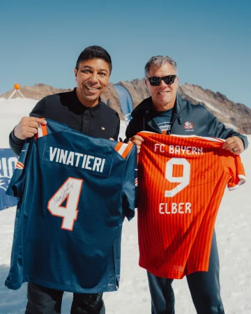 ⚽ @giovaneelber 🤝 @vinatieri 🏈

Guinness Book of World Record ✔️😎