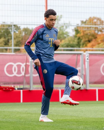 Jamal is back on the pitch! 💪

Jamal Musiala is making progress on his road to a comeback. Running, changing direction and working with the ball – one step at a time. 🔥
