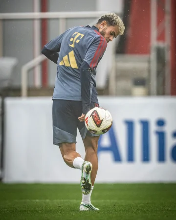 Rainy training session at Säbener. 🌧️⚽️

Swipe to see who's back ➡️👀