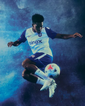 Always giving us something to see.

White Bright Lights Pack on @chelseafc. Available now.