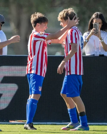 ¡𝐂𝐀𝐌𝐏𝐄𝐎𝐍𝐄𝐒 𝐃𝐄 𝐋𝐀𝐋𝐈𝐆𝐀 𝐅𝐂 𝐅𝐔𝐓𝐔𝐑𝐄𝐒! 🏆
El Infantil B se impuso al Palmeiras en la final por 3-1 gracias al doblete de Jaime y al tanto de Mario 💪
¡Enhorabuena, 𝐄𝐐𝐔𝐈𝐏𝐀𝐙𝐎! ❤️🤍