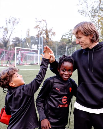It means the world to these kids 😍
@lukamodric10 at the PUMA House of Football