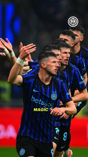 Freeze the moment. Feel the magic 🖤💙