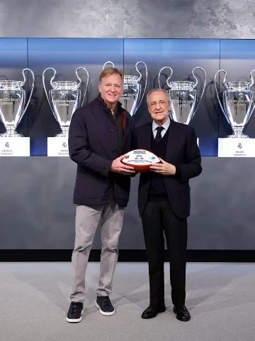 🏈 The president welcomes NFL Commissioner Roger Goodell to Real Madrid City.
🤝 El presidente recibe en la Ciudad Real Madrid a Roger Goodell, comisionado de la NFL.
#RealMadrid