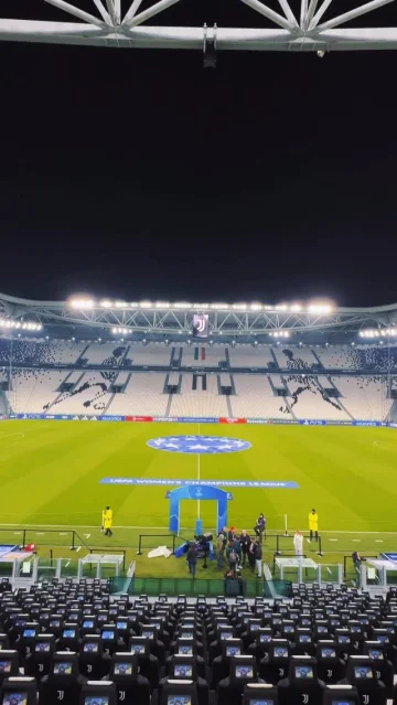 The stage is set. Ready for a big @wchampionsleague night ✨
#JuveManUtd
Watch the UEFA Women’s Champions League on @disneyplusit