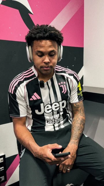 Our players react to the @versvsofficial hit 🎧⚪️⚫️