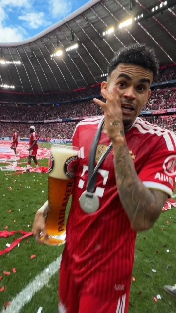 Lucho‘s first beer showers and already a pro 😂🍻