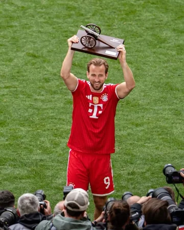 𝑩𝒆𝒔𝒕 𝑩𝒖𝒏𝒅𝒆𝒔𝒍𝒊𝒈𝒂 𝑮𝒐𝒂𝒍𝒔𝒄𝒐𝒓𝒆𝒓 for the 3rd time in a row ⚽👏
Watch all of Harry Kane’s 36 Bundesliga goals this season on our YouTube channel: Link in Bio! 📺