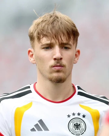 Support for Lennart Karl after missing the World Cup 🙏
💬 FC Bayern sporting director Max Eberl:
“Missing a World Cup at such short notice obviously hurts tremendously, and the news came as a shock to everyone at FC Bayern. But it doesn’t change how much talent, passion, and potential Lenny has. He more than deserved this World Cup call-up after his outstanding first professional season.
Lenny will receive all the support he needs at FC Bayern to get back on the pitch soon. We all know that many major tournaments still lie ahead for him. He is already looking forward and says he will come back stronger. That’s what I like about him, and that’s exactly the spirit you need in moments like these.”
After the bitter disappointment of missing the World Cup due to injury, FC Bayern expects Lennart Karl back in Munich and will support the German international in every way possible during his recovery.
The 18-year-old suffered a muscle fiber tear in the front of his left thigh during training in the United States and is therefore unable to take part in the tournament. ❤️🩹⚽️
🔗 Link in bio.