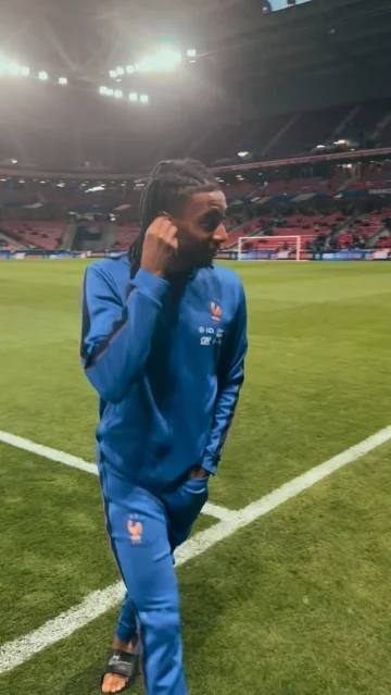Same routine for 𝒄𝒍𝒖𝒃 & 𝒄𝒐𝒖𝒏𝒕𝒓𝒚 🥶
Different stage, same Michael Olise 🩴
🎥 @equipedefrance @fff