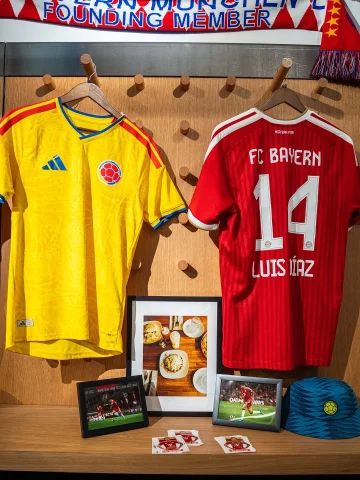 Last night, FC Bayern hosted a launch event at @classicfootballshirtsnyc for the release of FC Bayern’s Community Exploration. Thank you to everyone who came out and supported ❤️🤍
Episode 1 is out now! Link in bio 🔗