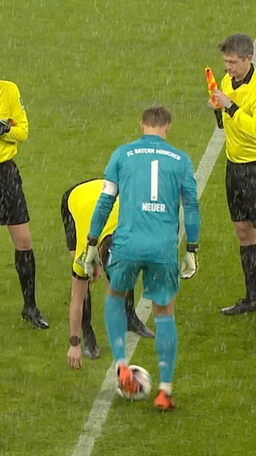 Cheeky, cheeky move by Manuel Neuer! 😂