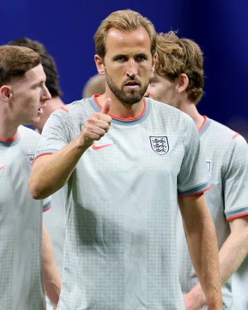 The stage is set. 👑🏴