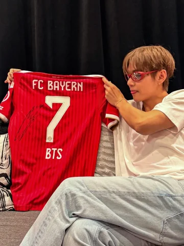 🗣️🗣️🗣️ „𝑀𝑢̈𝑛𝑐ℎ𝑒𝑛 𝑎𝑢𝑓 𝑑𝑖𝑒 𝟷“ - Kim Taehyung
#BTS #FCBayern 📸 @thv @bts.bighitofficial