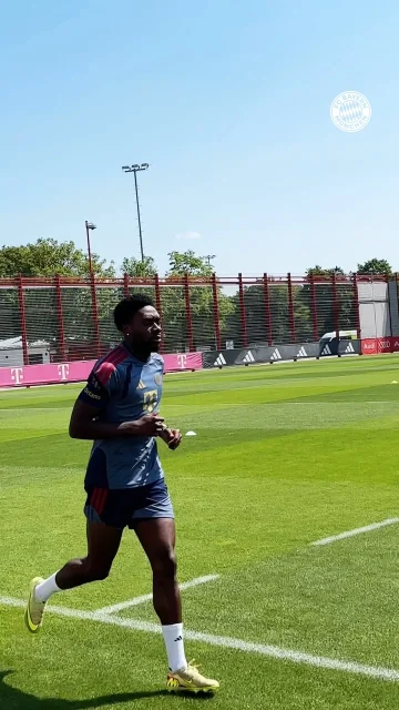 𝑾𝒆𝒍𝒄𝒐𝒎𝒆 𝒃𝒂𝒄𝒌, 𝑷𝒉𝒐𝒏𝒛𝒚! 🥰✌️
After returning from the World Cup, Alphonso Davies completed an individual training session at Säbener Straße 💪