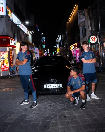 𝑫𝒂𝒚 & 𝒏𝒊𝒈𝒉𝒕 𝒊𝒏 𝑺𝒆𝒐𝒖𝒍 🌆🌙 The World Squad Class of ’26 on the move with our partner @audi.
#FCBayernWorldSquad #AudiWSTour
——
A6 e-tron
