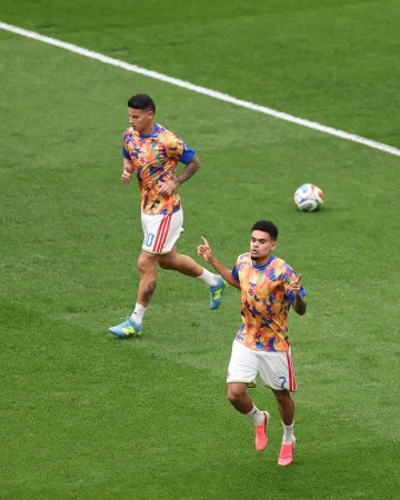 30 minutes until we see Lucho and Colombia kick off the final Round of 16 match 🇨🇴