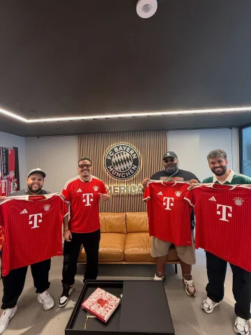 Resenha boa com o @charlapodcast na nossa casa em Nova Iorque 👊🗽