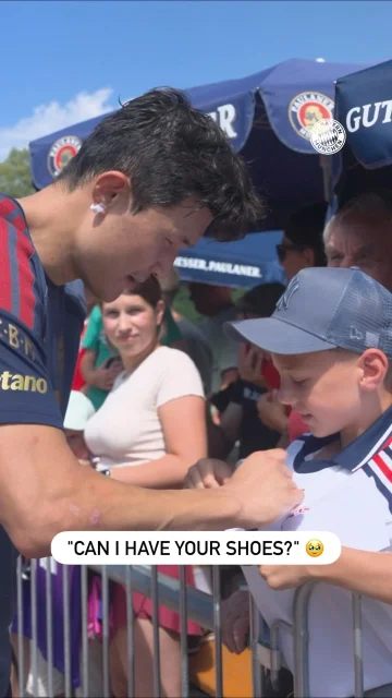 What a present! 😍😂
Minjae gives his shoes to a young fan ❤️