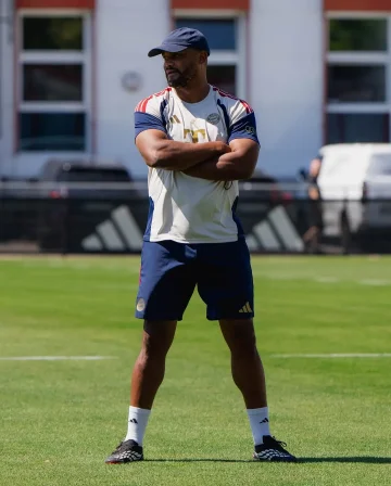 Coach keeping an eye on today’s work. 👀💪