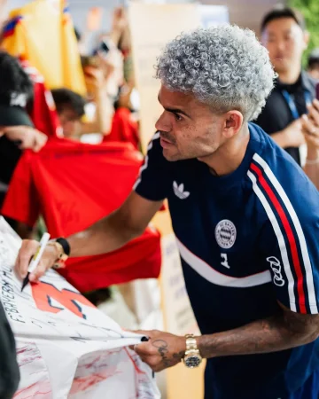 What a warm welcome from our fans on Jeju ❤️🤍
#AudiFCBTour