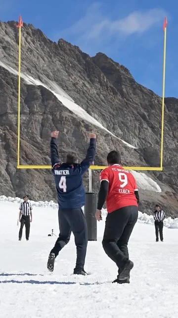 Guinness Book of World Record ✅ The highest altitude American football field goal made at 3,449.64 m (11,317 ft 8 in).
@vinatieri with the kick and @giovaneelber with the hold at 3,450 Meters (11,317 ft) from Jungfraujoch - The Top of Europe.
The legend continues. Auf geht’s nach München!
#PatriotsTopofEurope