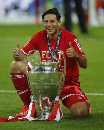 A true goalscoring icon celebrates his 4️⃣8️⃣th birthday! ⚽🎂
With his goalscoring instinct, technical ability and unforgettable moments, Claudio Pizarro won the hearts of our fans. 🔴⚪
Happy birthday, @claupiza14! 🥳🙌