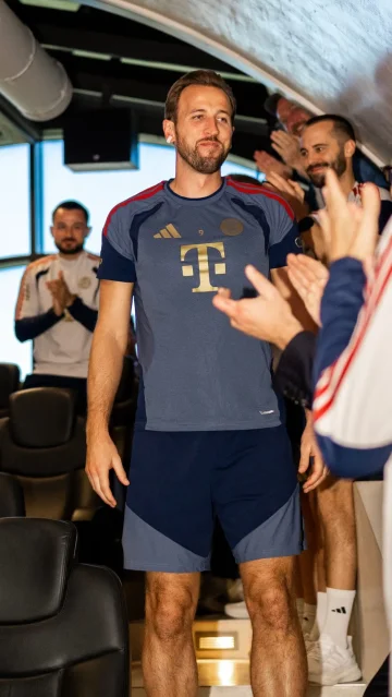This is how you welcome a 𝑩𝒂𝒍𝒍𝒐𝒏 𝒅’𝑶𝒓 𝒘𝒊𝒏𝒏𝒆𝒓! 👑👏
We joined Harry Kane on his journey back to Munich, where his teammates and the entire FC Bayern family gave him a warm welcome. ❤️
🎥 Go 𝗕𝗲𝗵𝗶𝗻𝗱 𝘁𝗵𝗲 𝗦𝗰𝗲𝗻𝗲𝘀. Link in bio.
