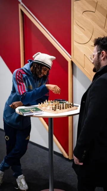 ♟️ 𝑪𝒉𝒆𝒔𝒔 𝒎𝒆𝒆𝒕𝒔 𝒇𝒐𝒐𝒕𝒃𝒂𝒍𝒍.
@harrykane, @m.olise & @gothamchess in a real masterclass.⚽